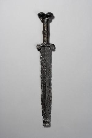 Imagen Espada de antenas de la necrópolis de La Picota, en Sepúlveda. Museo de Segovia (foto: J. M. Cófreces).