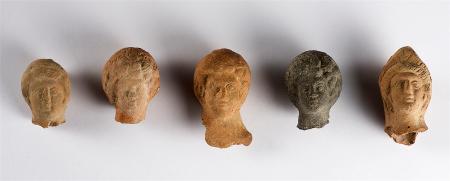 Imagen Exvotos de cabecitas de terracota. Museo de Segovia (foto: J. M. Cófreces).