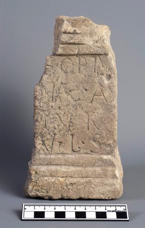 Imagen Altar dedicado a Fortuna. Museo de Segovia (foto: J. M. Cófreces).