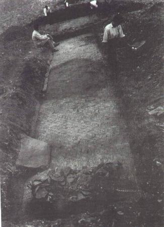 Imagen Excavación de pavimento de opus spicatum en un edificio en el sector suroriental de la ciudad en 1947.