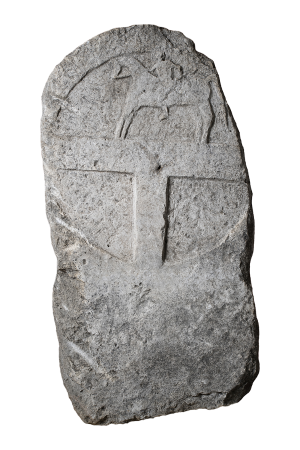 Imagen Estela con representación de jinete. Siglo I d.C. Museo de Segovia (foto: J. M. Cófreces).